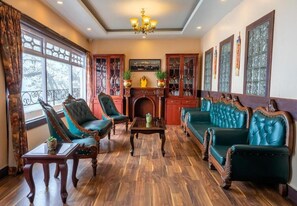 32-英寸LED 电视 （配备有线频道）、电视