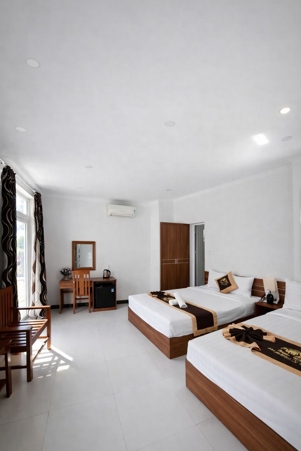 Deluxe Quadruple Room | Minibar, in-room safe, desk, soundproofing