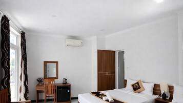 Deluxe Quadruple Room | Minibar, in-room safe, desk, soundproofing