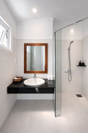 Deluxe vierpersoonskamer | Badkamer | Een douche, een regendouche, gratis toiletartikelen, een haardroger