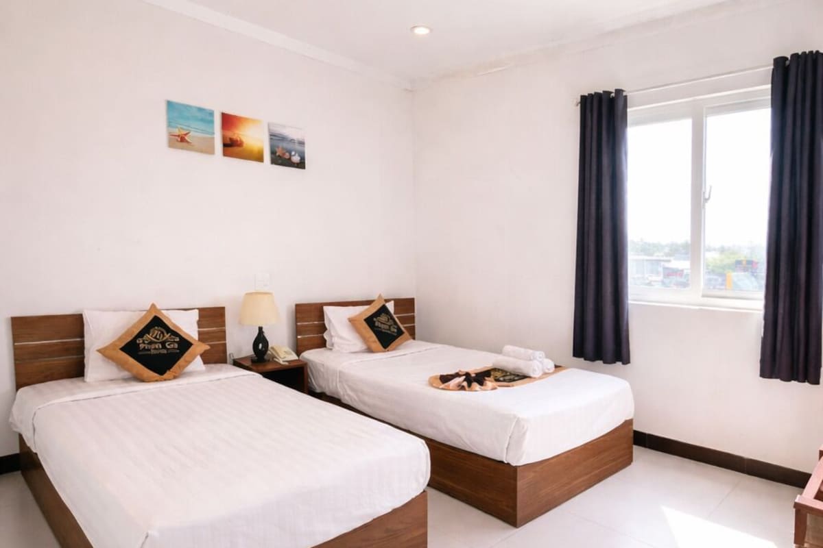 Minibar, brankas, meja kerja, dan kedap suara
