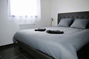 4 bedrooms, iron/ironing board, travel cot, bed sheets - La Mer Veille, new house with garden (Courseulles-sur-Mer)