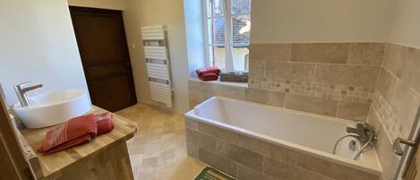 Haartrockner, Handtücher, Seife, Shampoo