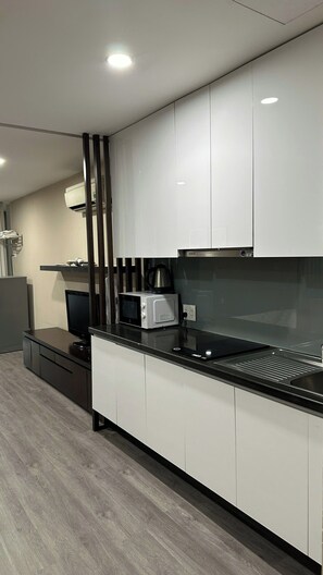 Kühlschrank, Mikrowelle, Wasserkocher, Toaster