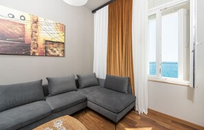 Appartement Luxe | Coin séjour | TV connectée de 50 pouces avec chaînes par satellite, télévision
