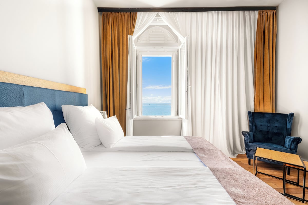 Luxe kamer | Een minibar, een kluis op de kamer, een bureau, verduisterende gordijnen