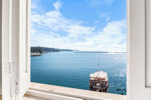 Luksushuone | Minibaari, tallelokero huoneessa, työpöytä, pimennysverhot