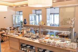 Free daily buffet breakfast - Hotel Dua Residence (Porec)