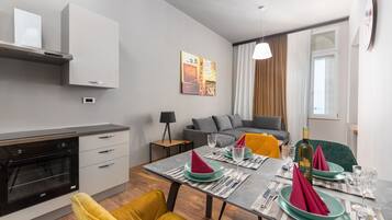 Appartement Luxe | Coin séjour | TV connectée de 50 pouces avec chaînes par satellite, télévision