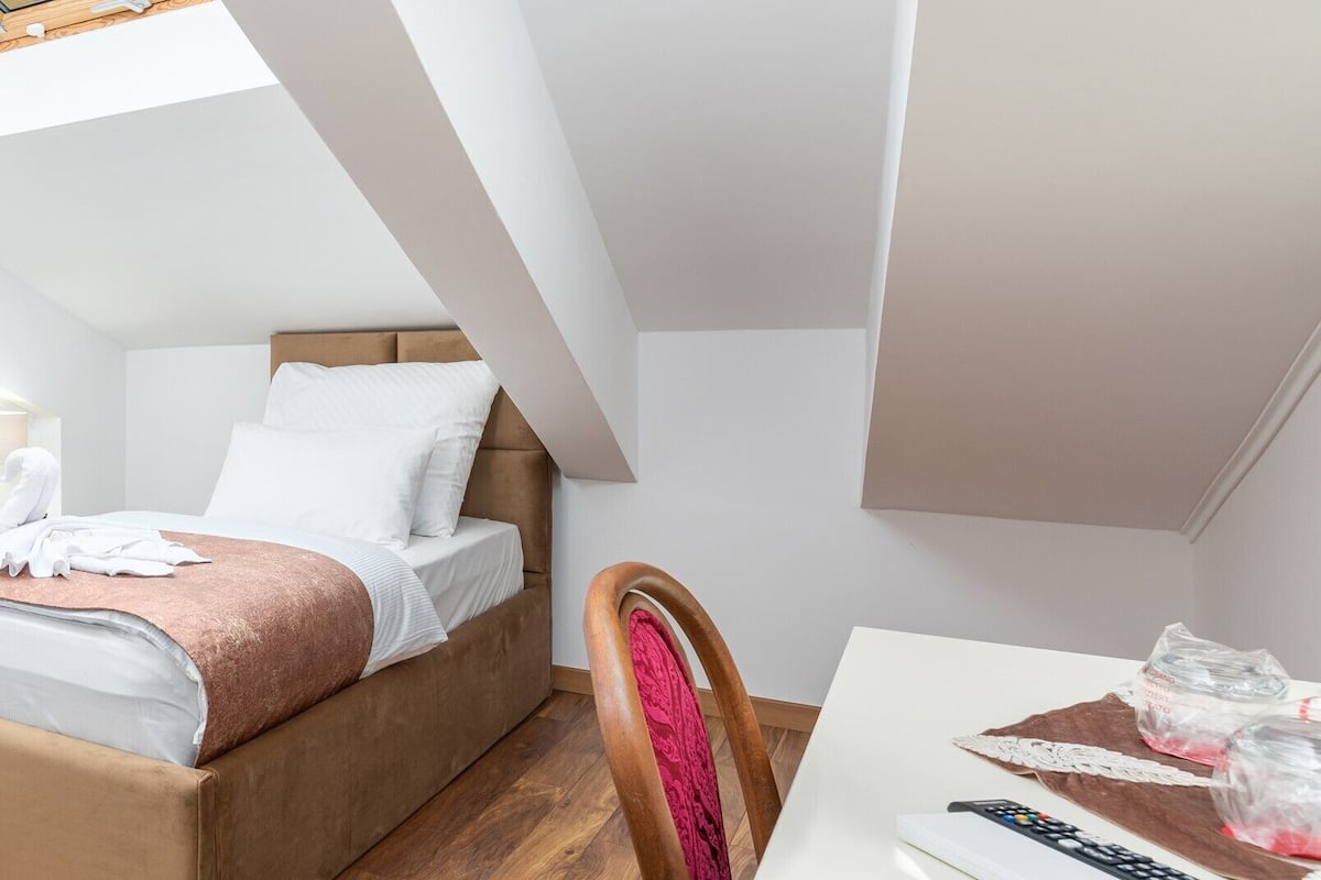 Een minibar, een kluis op de kamer, een bureau, verduisterende gordijnen