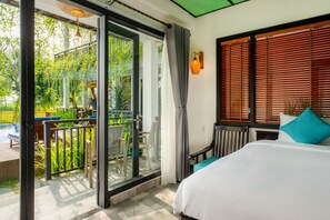 Quarto duplo luxo, sacada, vista para a piscina | Roupas de cama antialérgicas, frigobar, escrivaninha, cortinas blackout