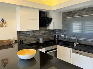 Refrigerador, microondas, horno y parrilla de estufa