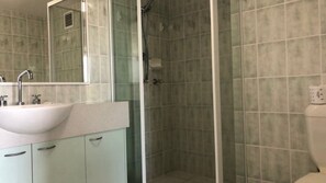 Combined shower/tub, towels - Outlook U7 Lakefront Calm At Currimundi (CURRIMUNDI)