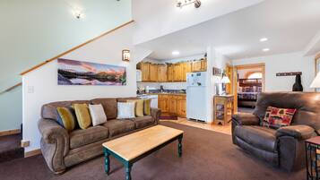 Téléviseur connecté, foyer, lecteur de DVD, sélection de films