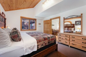 2 bedrooms, iron/ironing board, free WiFi, bed sheets - Riverfront Comfort • Private Hot Tub • Close to RMNP (Estes Park)