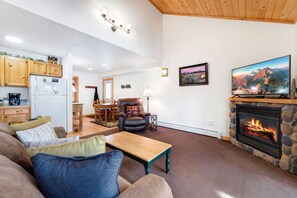 Smart TV, fireplace, DVD player, video library - Riverfront Comfort • Private Hot Tub • Close to RMNP (Estes Park)