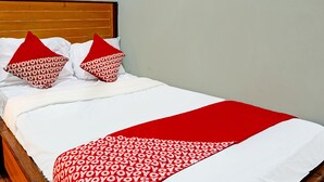 Deluxe Double Room | Bed sheets - OYO Life 91814 Griya Asoka Syariah (Bojonegoro)