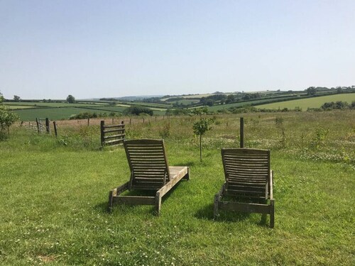 Astronomer Hut-glorious views with hot tub