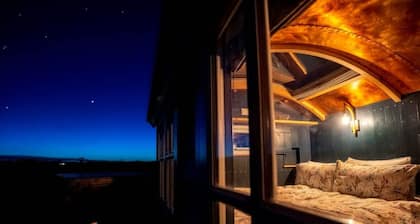 Astronomer Hut-glorious views with hot tub