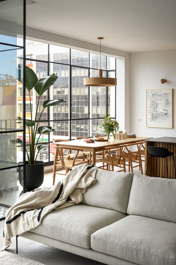 65-inch Smart TV with cable channels, TV - Stunning 2BR Apartment in Beeri (Tel Aviv)