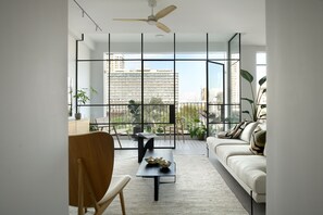 65-inch Smart TV with cable channels, TV - Stunning 2BR Apartment in Beeri (Tel Aviv)
