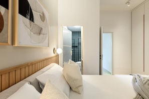 2 bedrooms, desk, laptop workspace, free WiFi