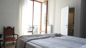 Quarto panorâmico | Individualmente mobiliados, ferros/tábuas de passar roupa