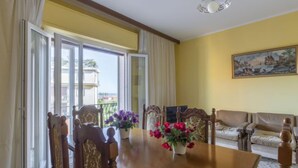 Ein Essbereich mit Holztisch, Stühlen und einem Blumentopf.