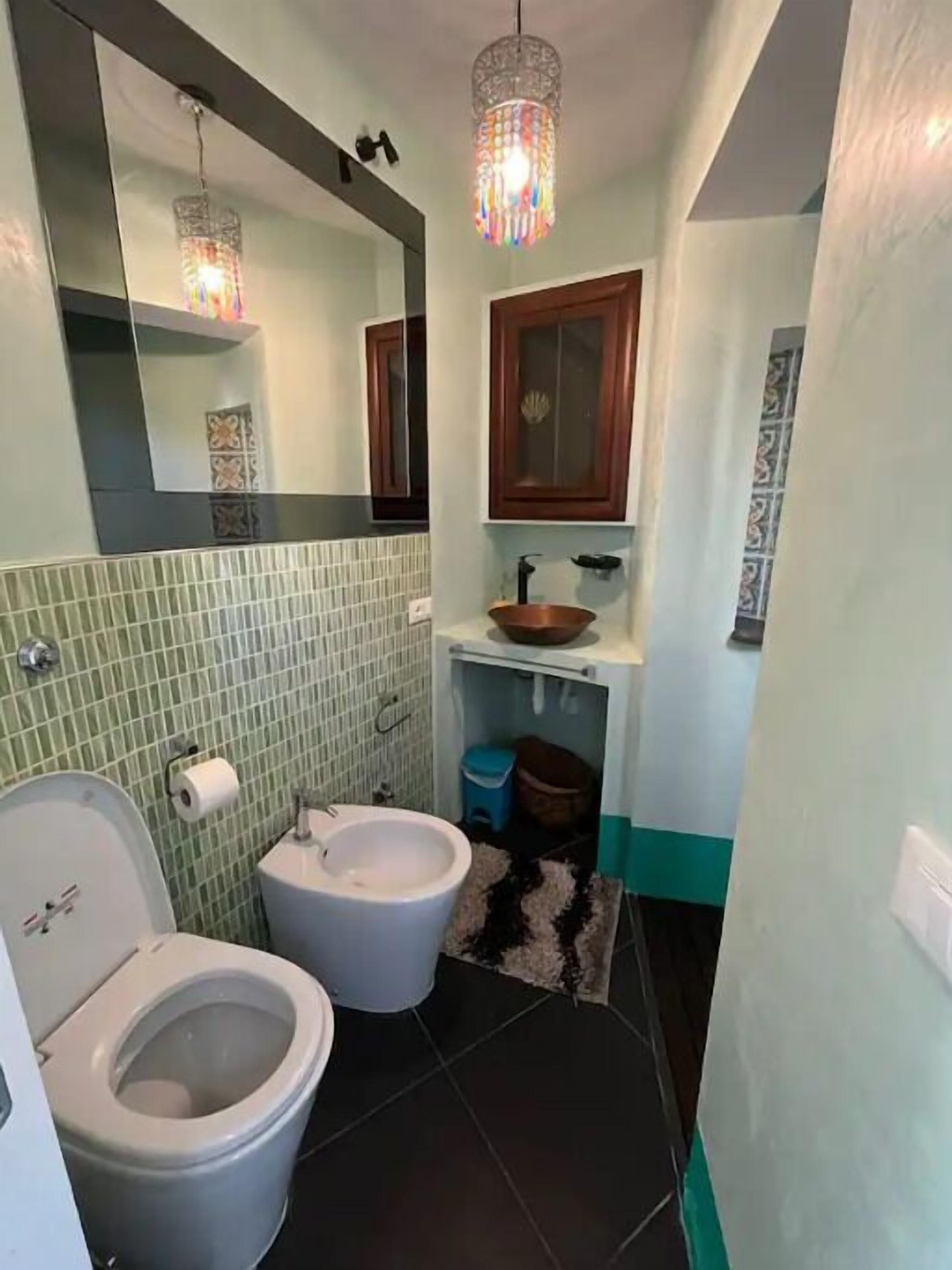 Douche, sèche-cheveux, bidet, savon