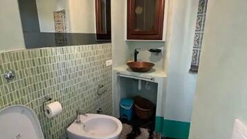 Douche, sĂšche-cheveux, bidet, savon