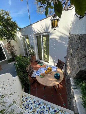 Outdoor dining - Smeraldino (Lacco Ameno)