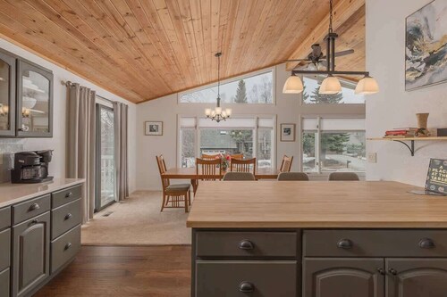 Spacious 3 Bedroom Home | Sleeps 12