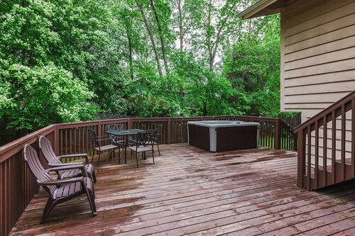 3 Bedroom Home sleeps 12