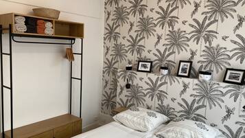 3 quartos, escrivaninha, ferros/tábuas de passar roupa