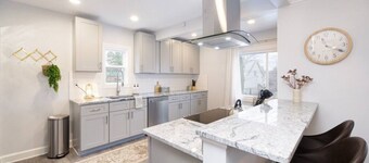 Large 4 Bedroom Renovated With Hot Tub & Game Room