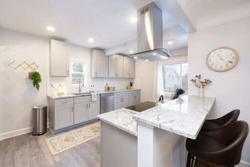 Hot Tub - Game Room - Modern Design - Sleeps 9