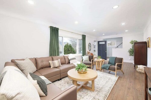 Hot Tub | Game Room | Modern Design | Sleeps 9!