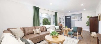 Hot Tub | Game Room | Modern Design | Sleeps 9!