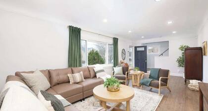 Hot Tub | Game Room | Modern Design | Sleeps 9!