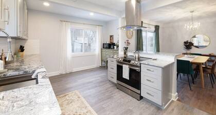 Large 4 Bedroom Renovated With Hot Tub & Game Room
