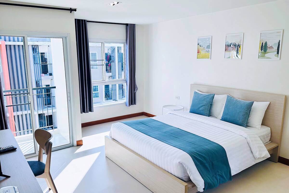 Deluxe Room | Desk, laptop workspace, blackout drapes, iron/ironing board (on request)