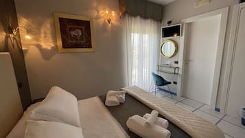 Biancheria da letto di alta qualità, una scrivania, postazione laptop