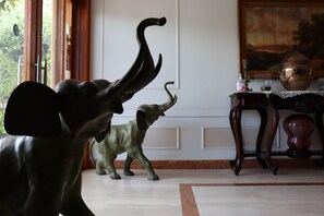 ฝ่ายต้อนรับ