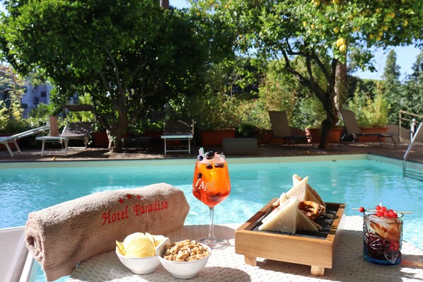 สระว่ายน้ำกลางแจ้งเปิดตามฤดูกาล