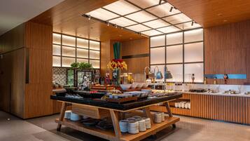 Daily buffet breakfast (CNY 99 per person)