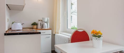 Coffee/tea maker, fridge, microwave, stovetop