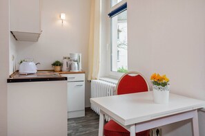 Wasserkocher mit Kaffee-/Teezubehör, Kühlschrank, Mikrowelle, Herdplatte