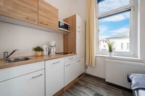 Kaffetrakter/tekoker, kjøleskap, mikrobølgeovn og kokeplater