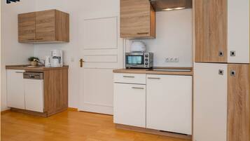 Kühlschrank, Mikrowelle, Herdplatte, Geschirrspüler