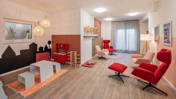 A modern living room with a sofa, chairs, a coffee table, a TV, and a bookshelf. - Hochwertiges Ferienappartement für bis zu 4 Personen in Ruhiger Wohngegend an de (Zirchow)